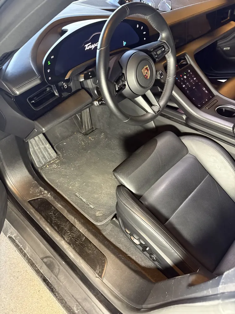 Før: innvendig detaljvask av Porsche i Austevoll