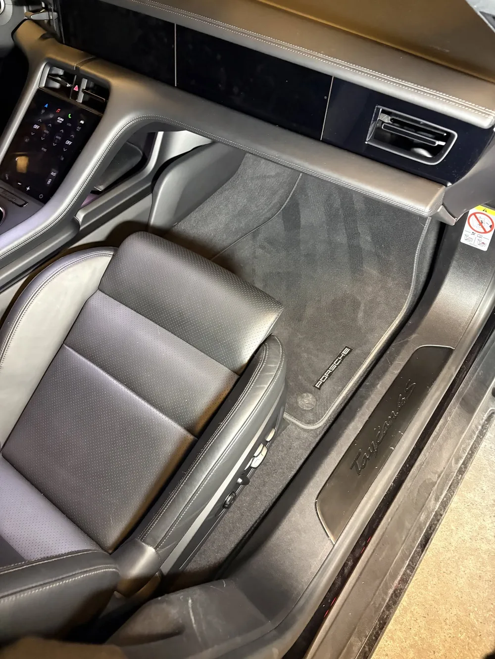Etter: innvendig detaljvask av Porsche Taycan, passasjersiden