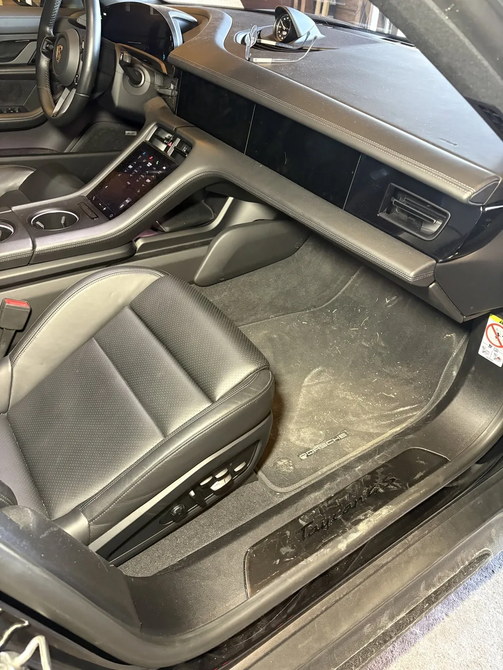 Før: innvendig detaljvask av Porsche Taycan, passasjersiden